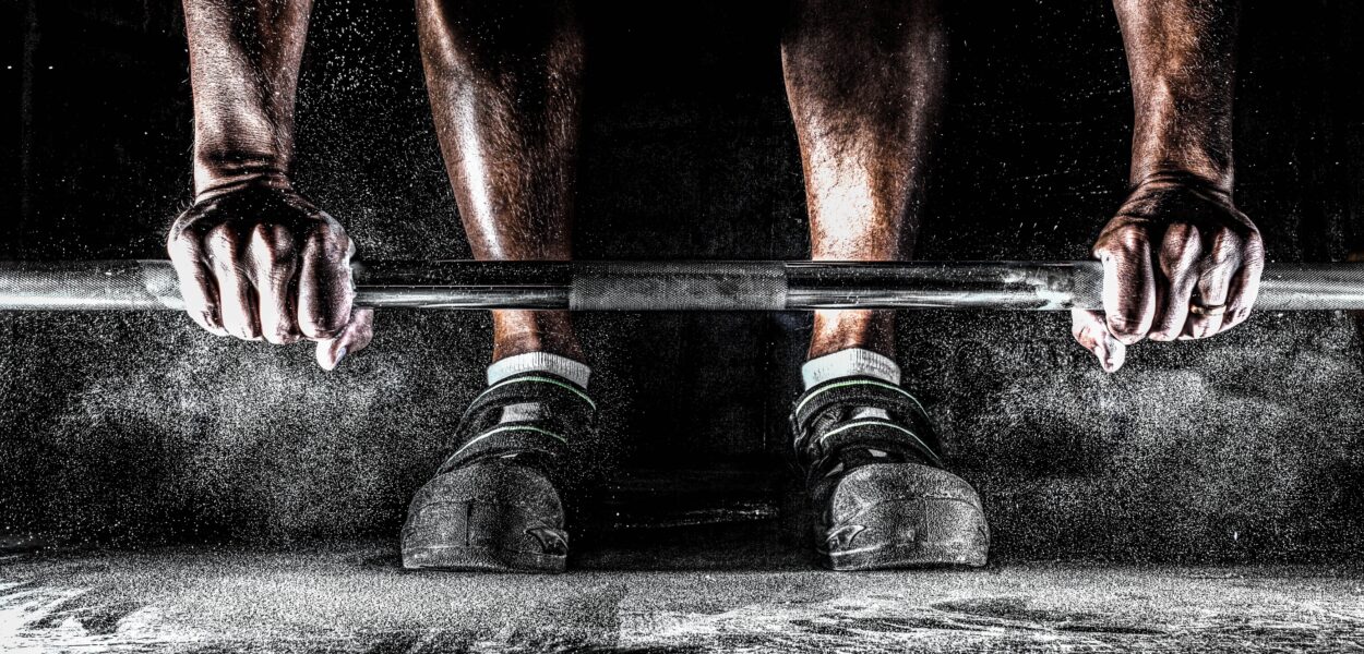 Commencer la muscu avec et sans matériel avec un programme de 4 semaines