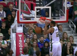 Jabari Parker part au dunk et se cogne contre le cercle