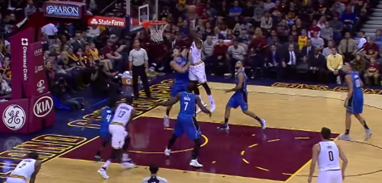 LeBron James s’offre le poster du jour et déboite Vucevic