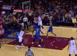 LeBron James s’offre le poster du jour et déboite Vucevic