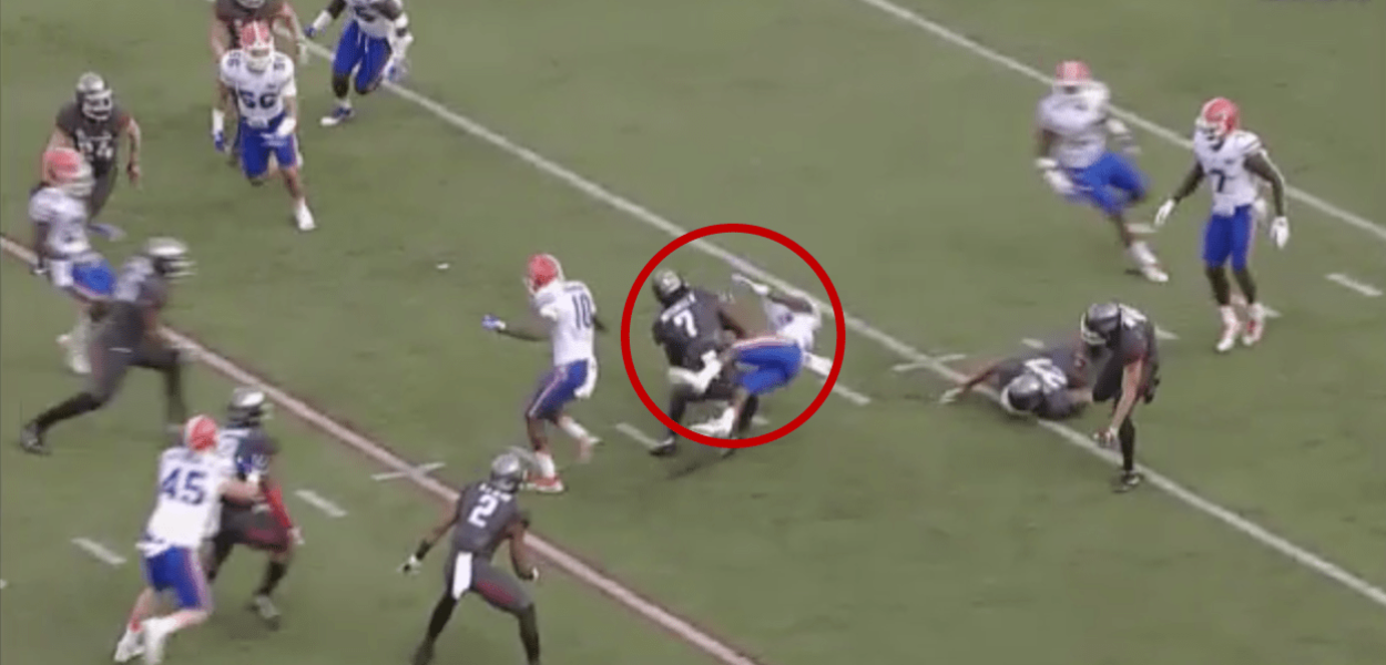 La charge MONSTRUEUSE de Damon Mitchell sur Thompson