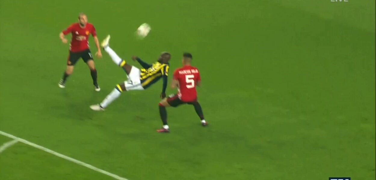 Moussa Sow marque sur une merveille de retournée contre United