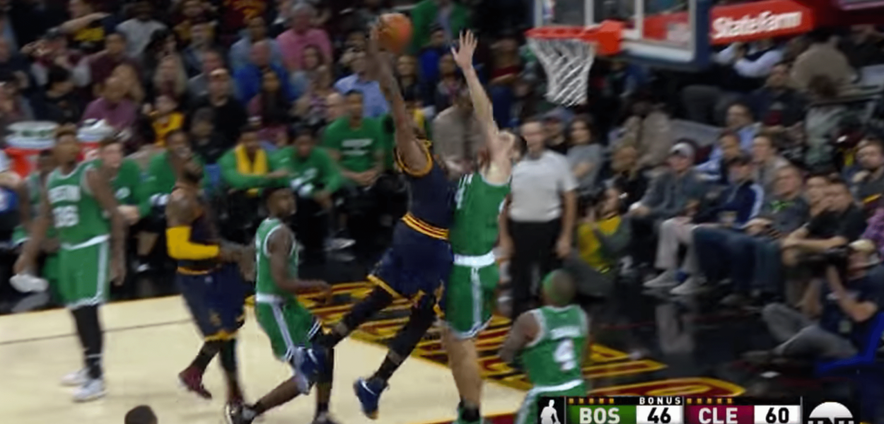 Tristan Thompson sort un énorme poster sur Tyler Zeller