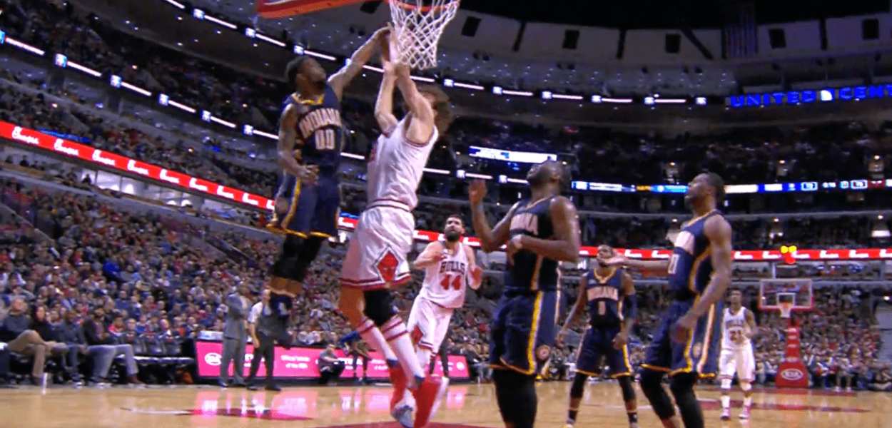 1m83 vs. 2m13 - Aaron Brooks et son contre sur Robin Lopez