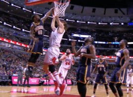 1m83 vs. 2m13 - Aaron Brooks et son contre sur Robin Lopez