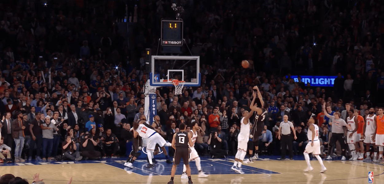 Giannis Antetokounmpo claque le Buzzer Beater de la gagne au MSG