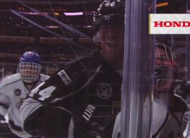 Justin Bieber a pris cher contre Chris Pronger lors du Celebrity Game