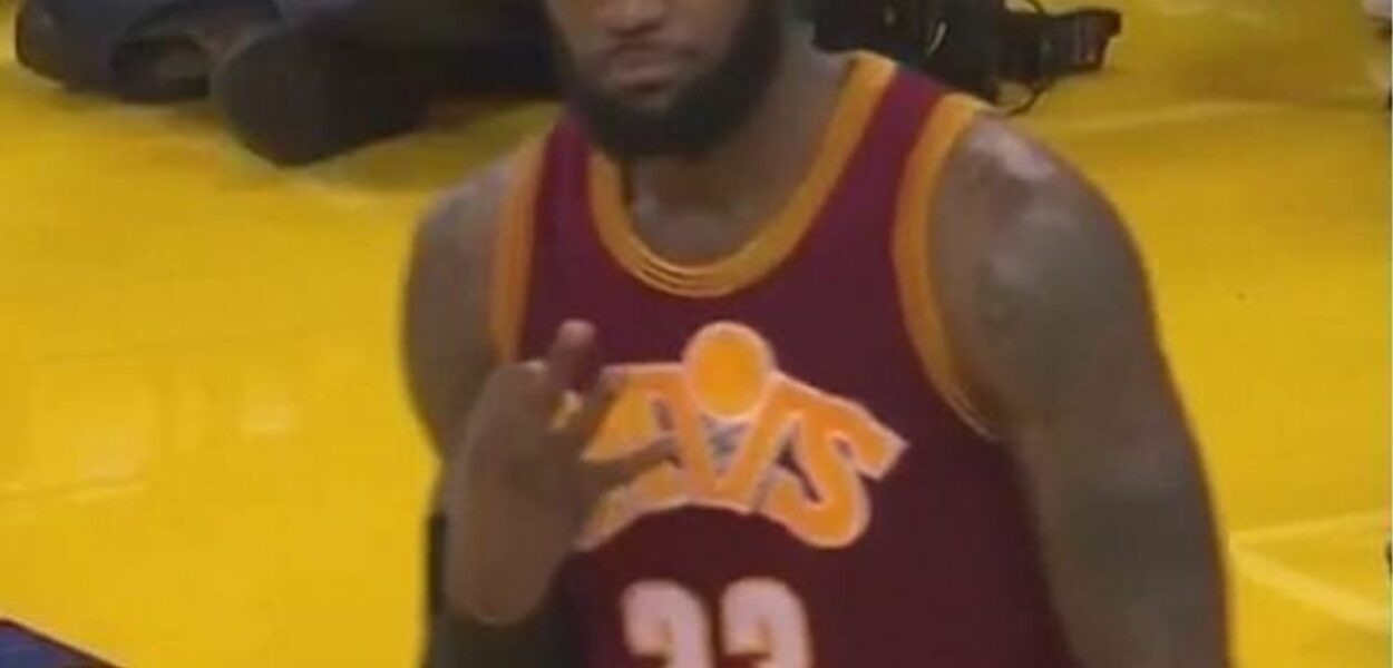 LeBron James rappelle à un fan des Warriors qui est le patron
