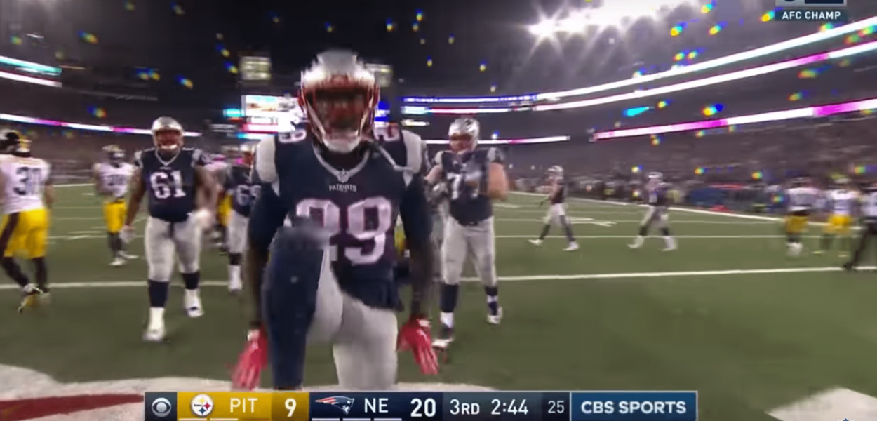 LeGarrette Blount fait la célébration de LeBron James, approuvé par le King.