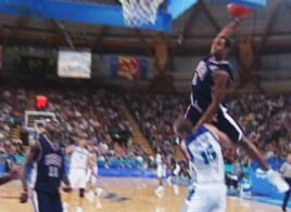 Jeux Olympiques 2000 - Le dunk de Vince Carter sur Frédéric Weis