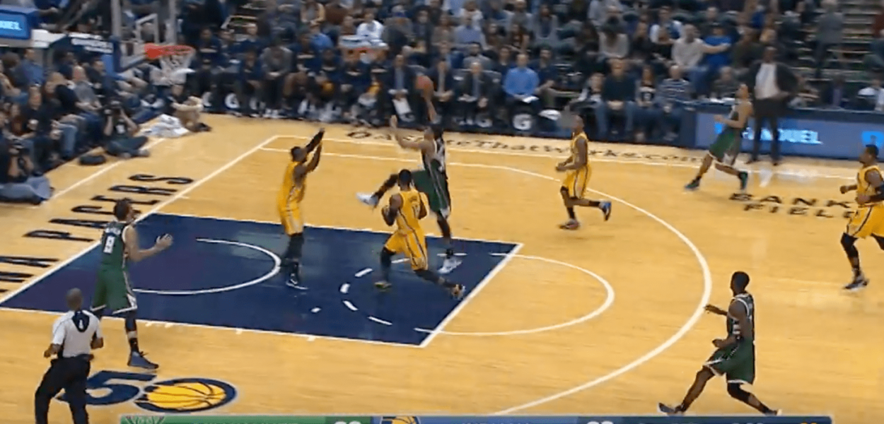 Giannis Antetokounmpo vient de réussir un dunk venu d’ailleurs
