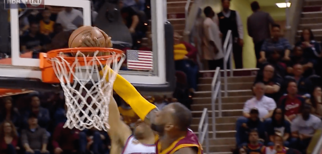 LeBron James envoie le contre la soirée sur Courtney Lee
