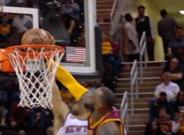 LeBron James envoie le contre la soirée sur Courtney Lee