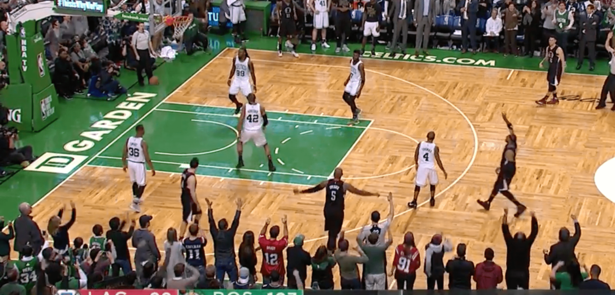 Paul Pierce claque les trois derniers points du match, le TD Garden explose