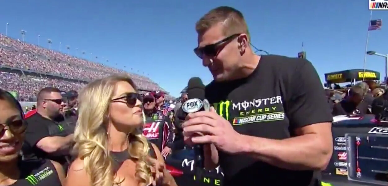 Rob Gronkowski essaye de faire dire le nombre 69 à une jeune femme