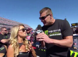 Rob Gronkowski essaye de faire dire le nombre 69 à une jeune femme