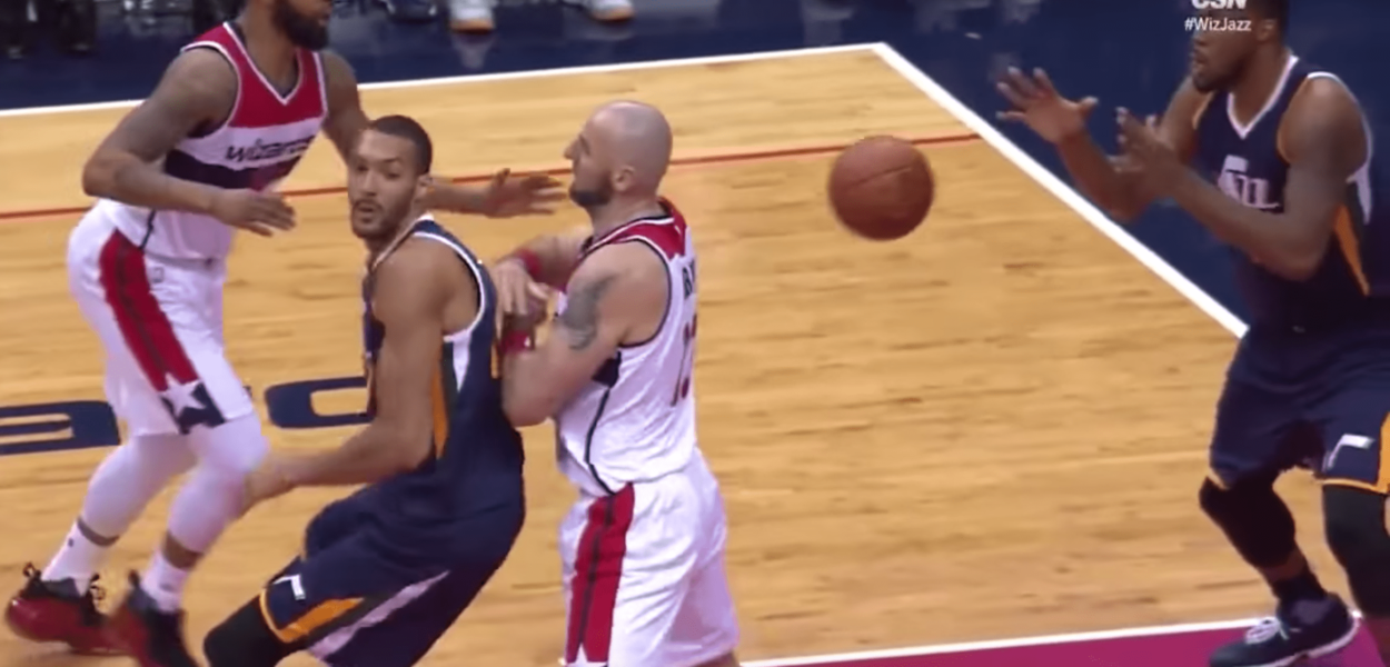 Rudy Gobert et sa passe « magic » pour Derrick Favors
