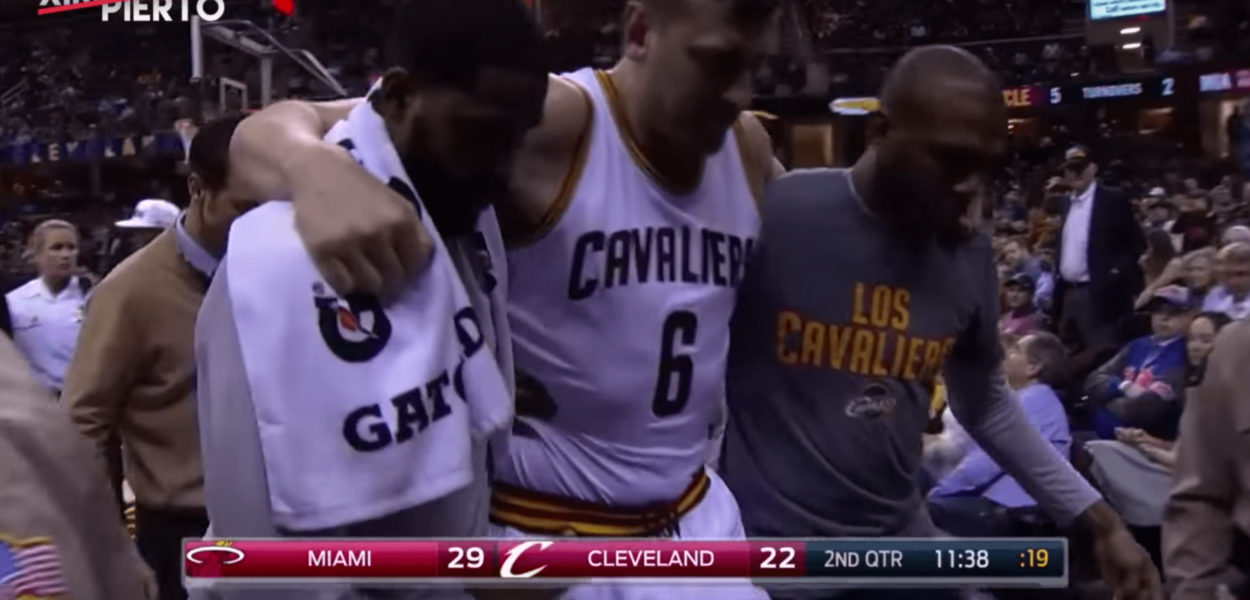 Andrew Bogut se fracture le tibia après moins d’une minute de jeu