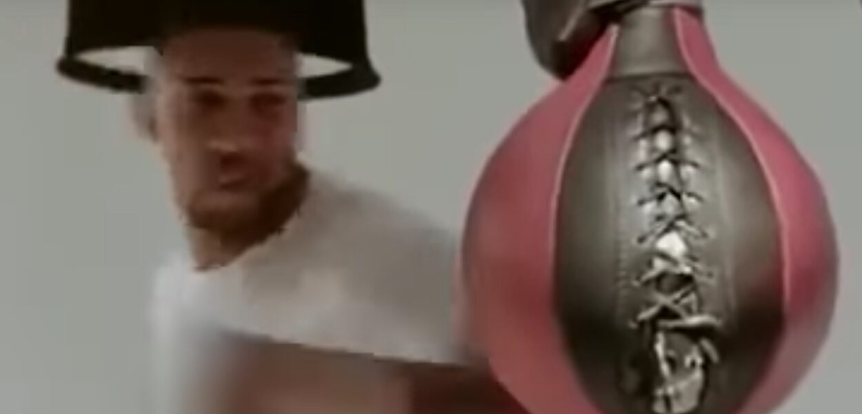 Anthony Joshua explose littéralement un punching-ball