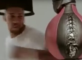 Anthony Joshua explose littéralement un punching-ball