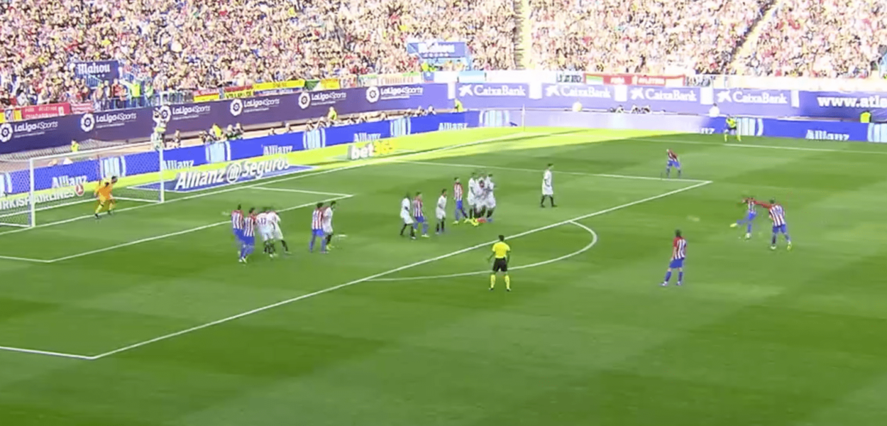 Antoine Griezmann marque sur un magnifique coup franc pour l’Atletico !