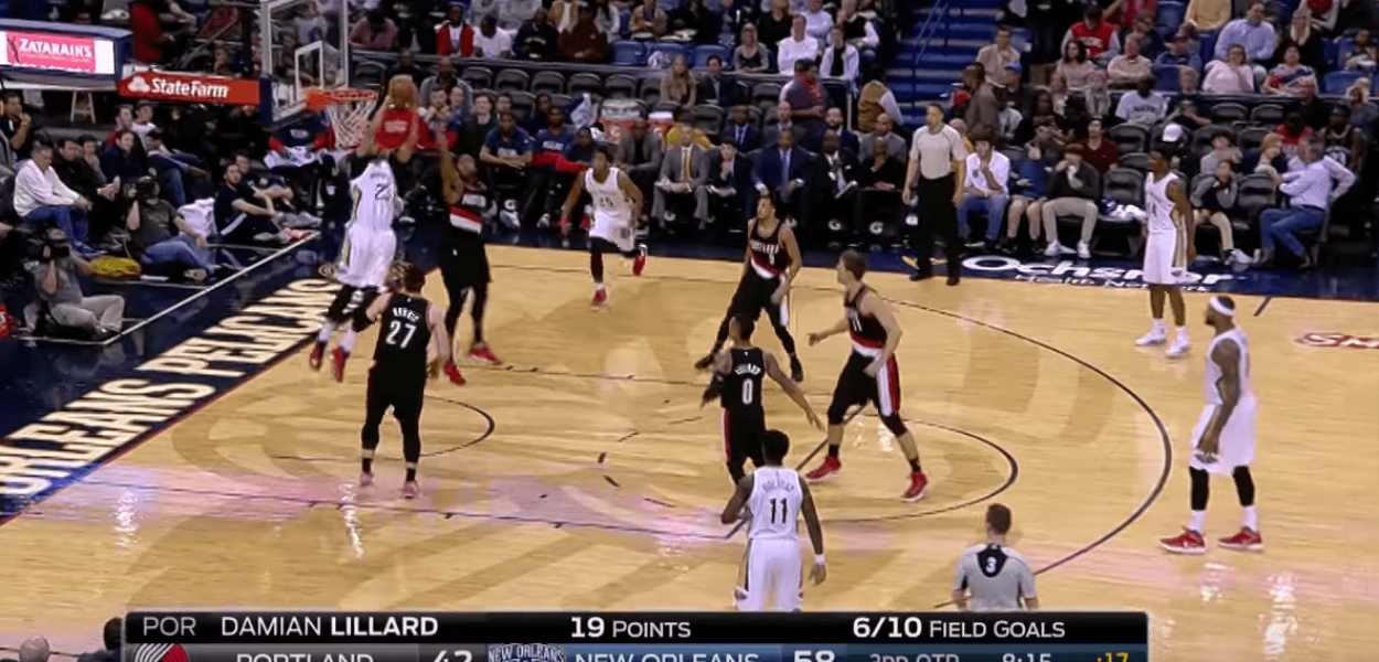 Gros alley-oop de DeMarcus Cousins pour un dunk à 180° d’Anthony Davis