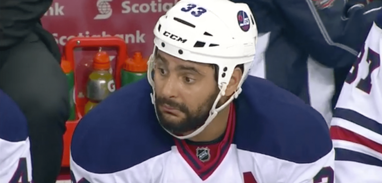 Dustin Byfuglien crache malencontreusement sur quelqu’un