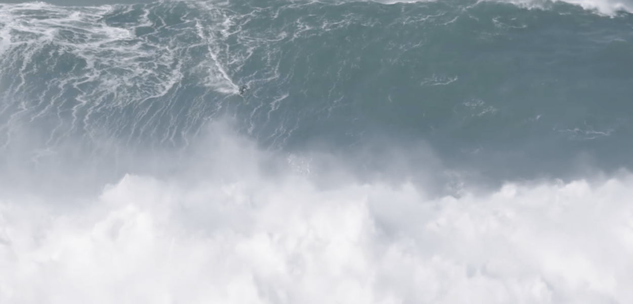 Francisco Porcella ride un monstre à Nazaré
