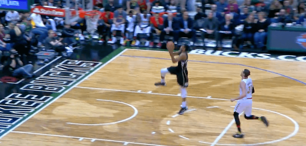 Giannis Antetokounmpo claque un windmill venu d’ailleurs