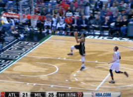 Giannis Antetokounmpo claque un windmill venu d’ailleurs