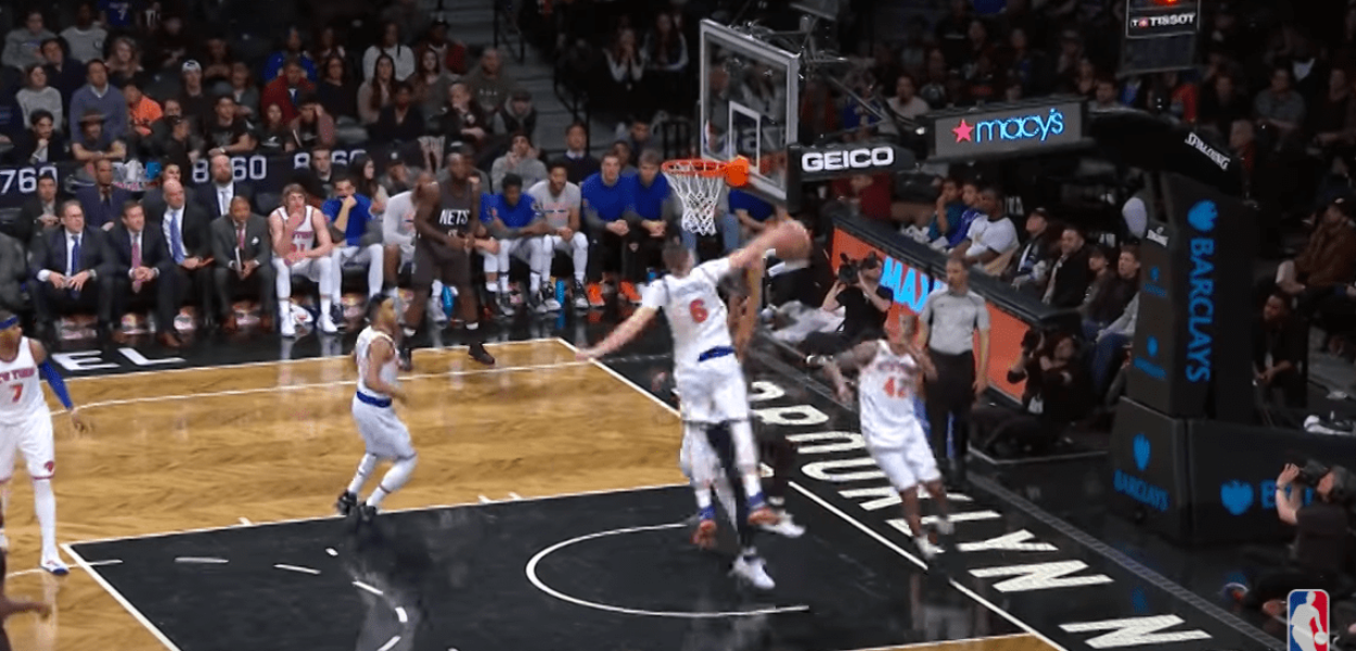 Kristaps Porzingis sur Spencer Dinwiddie