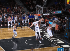 Kristaps Porzingis sur Spencer Dinwiddie