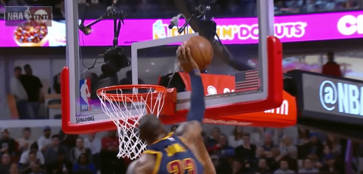 LeBron James fait une LeBlock contre Michael Carter-Williams