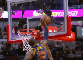 LeBron James fait une LeBlock contre Michael Carter-Williams