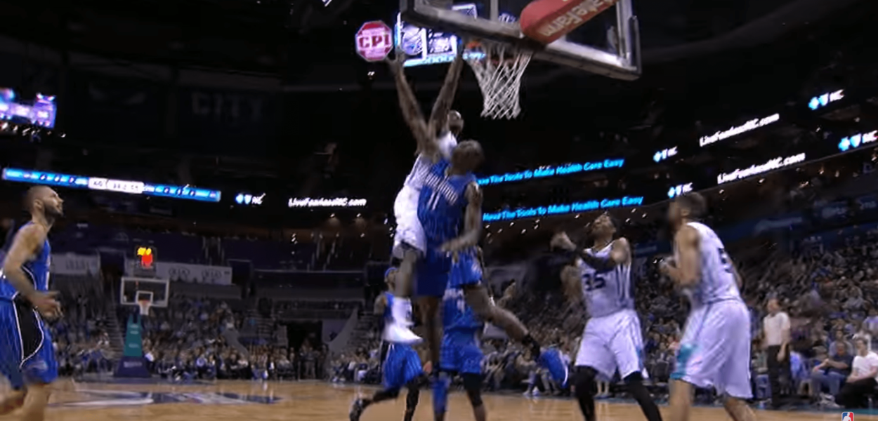 Poster de l’année – Marvin Williams démonte Bismack Biyombo