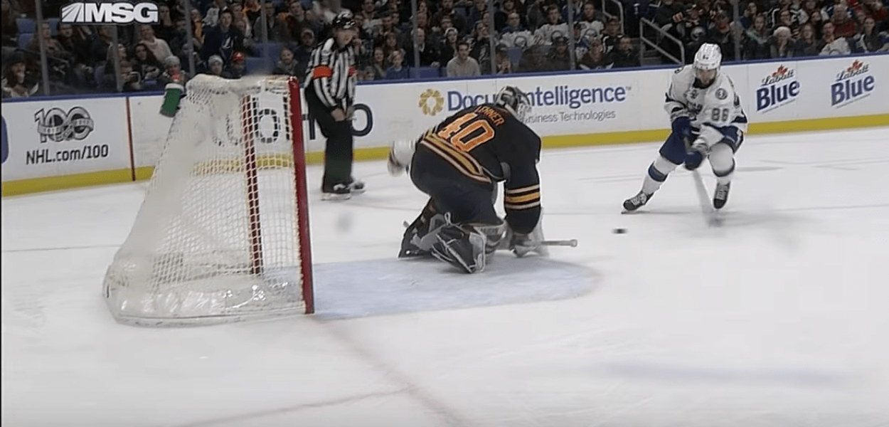 Le chef-d’œuvre de Nikita Kucherov : marquer sans toucher le palet.