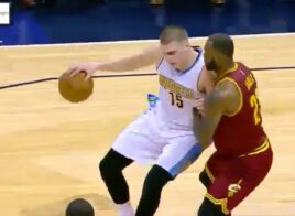 Nikola Jokic fait la misère aux Cavaliers et se paye LeBron James