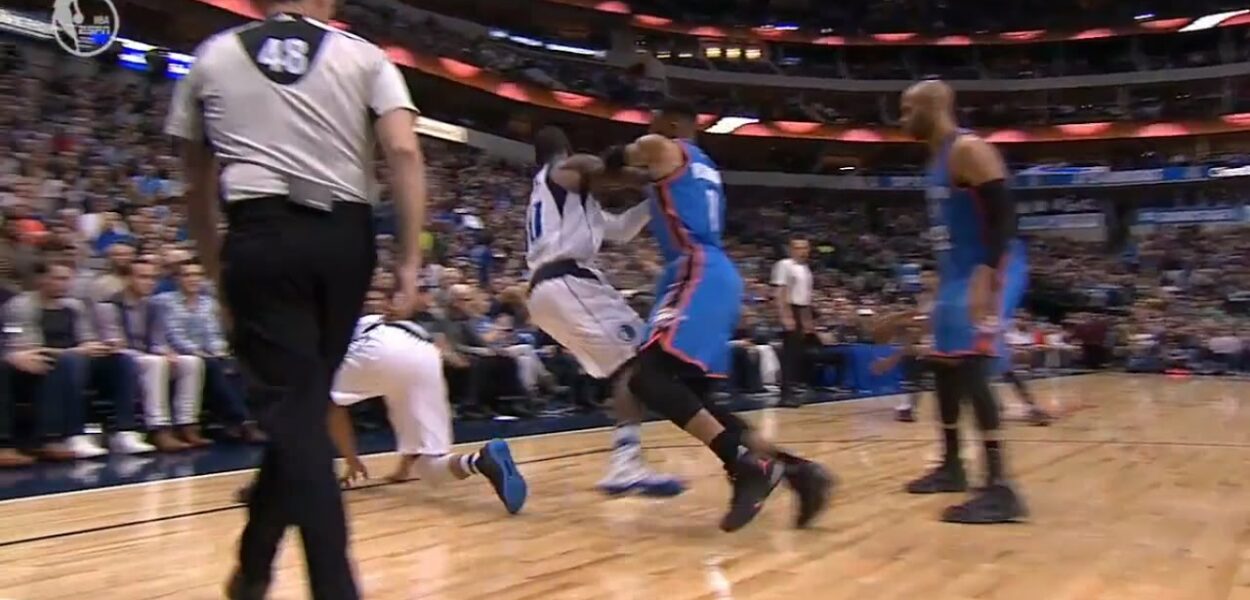 Russell Westbrook dégage Barnes et se chauffe avec Seth Curry