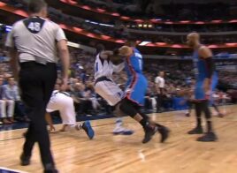Russell Westbrook dégage Barnes et se chauffe avec Seth Curry