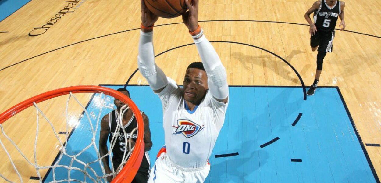 Russell Westbrook rejoint Wilt Chamberlain et OKC fait tomber les Spurs !