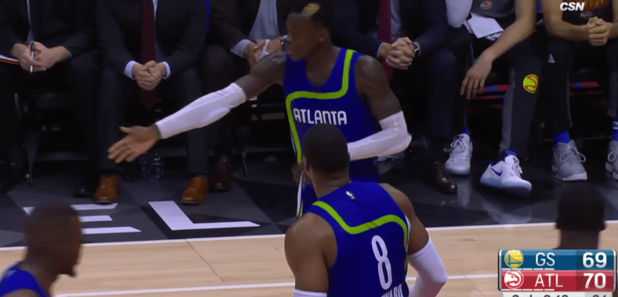 Schroder et Howard s’embrouillent, Curry en profite pour marquer à trois points