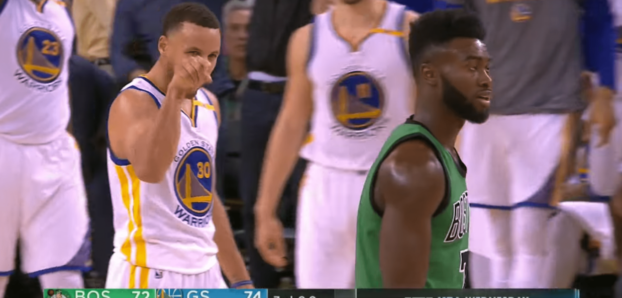 Stephen Curry envoie un gros trois-points au buzzer et chambre Brown