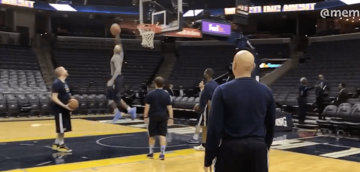 Vince Carter enchaîne tir du milieu de terrain et dunk à 360°