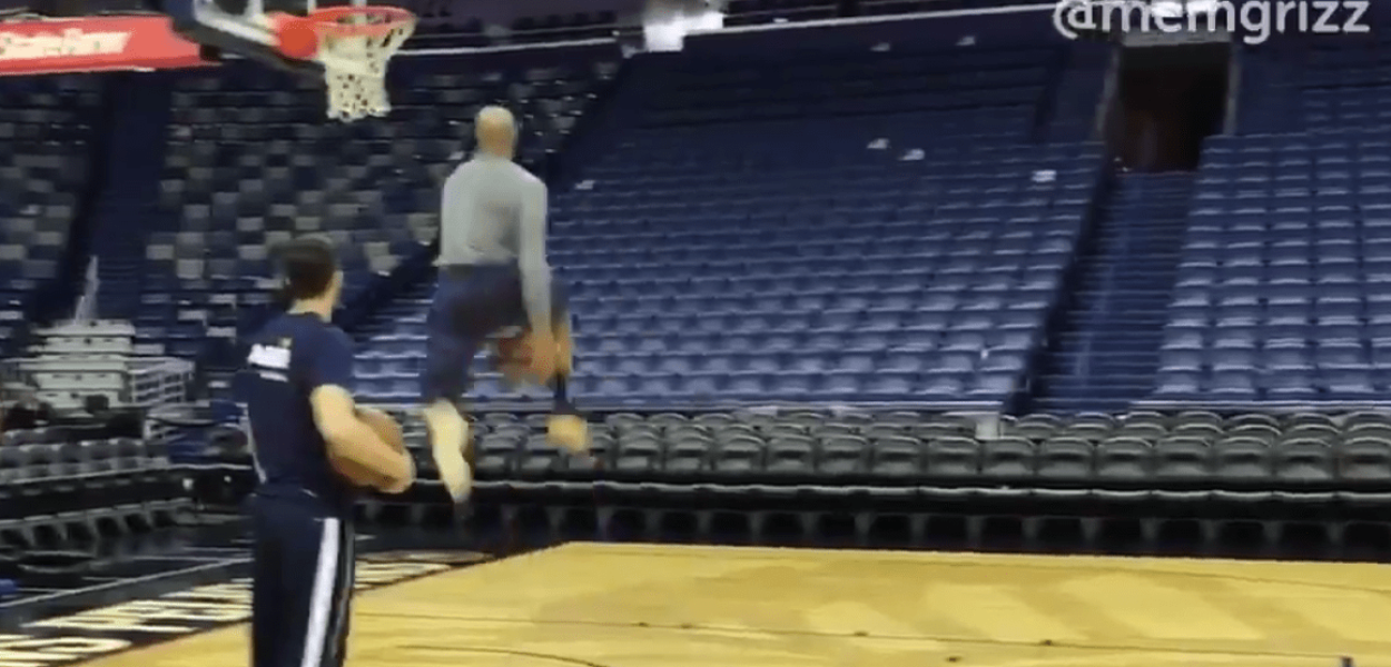 Vince Carter ne s’arrête plus : tir du milieu de terrain et dunk entre les jambes