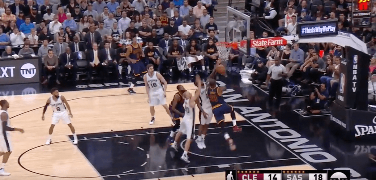 Le bloc tout en facilité de Kawhi Leonard sur LeBron James