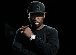 En plein concert, 50 Cent frappe une fan, puis l’invite à twerker