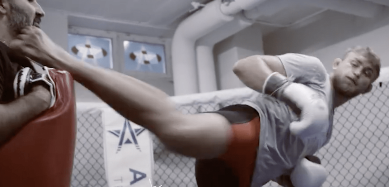Alexander Gustafsson envoie un kick en pleine mâchoire à son coach, qui ne bronche pas