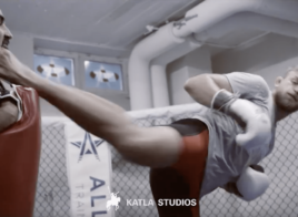 Alexander Gustafsson envoie un kick en pleine mâchoire à son coach, qui ne bronche pas
