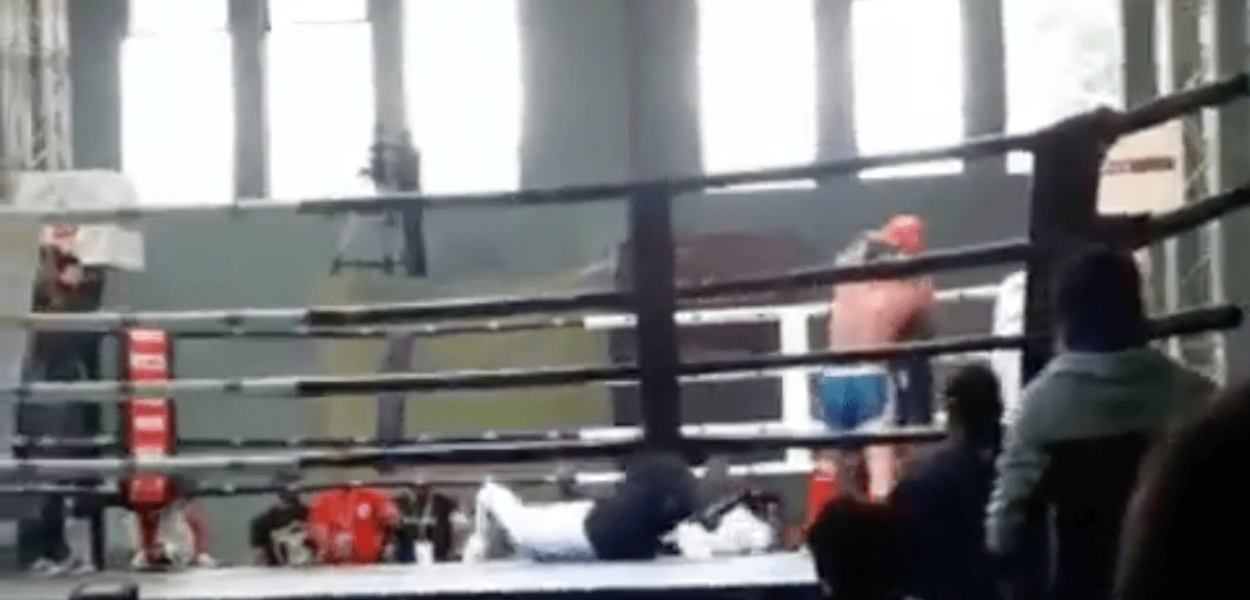 Lors du championnat de Muay Thai, l’arbitre se fait mettre KO