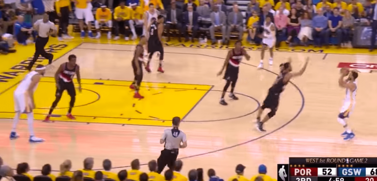 Damian Lillard tente le trois-points lointain, se rate, et Curry lui répond